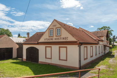 Dvougenerační rodinný dům s hostincem Mlečice